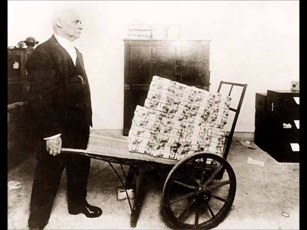 Hiperinflación de Weimar. Para 1923, salir de compras en Alemania implicaba cargar una carretilla de billetes