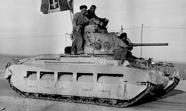 Matilda II en su camino hacia Tobruk, mostrando una bandera italiana, 24 de enero de 1941, durante la Operación Compass