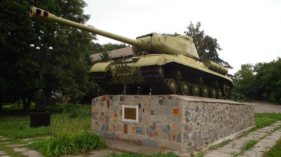 IS-2M m1943 conservado en Vovchik Lubenskiy, Poltava Oblast, Ucrania
