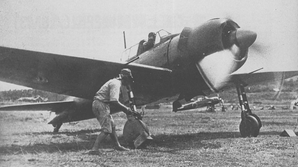 Mitsubishi A6M Zero iniciando la maniobra de despegue