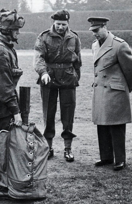 El Rey Jorge VI observa el equipo de un paracaidista