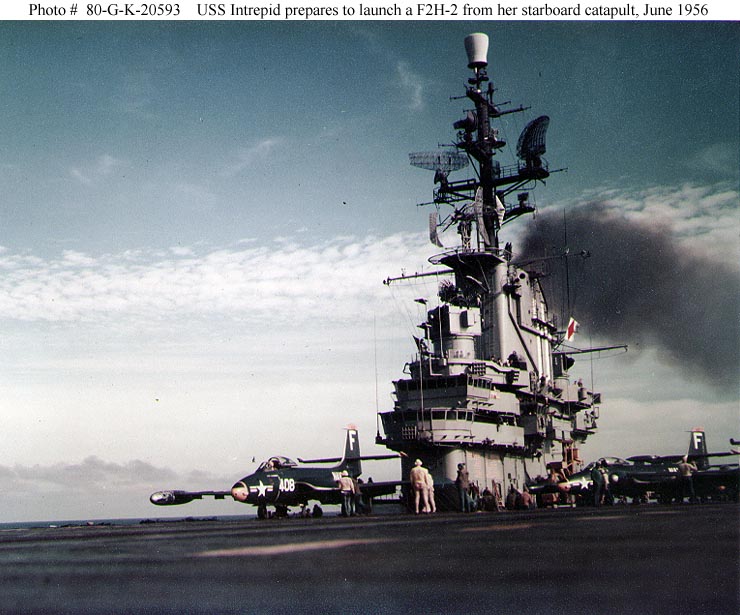 El USS Intrepid preparado para lanzar un F2H-2 desde su catapulta de cubierta, junio 1956