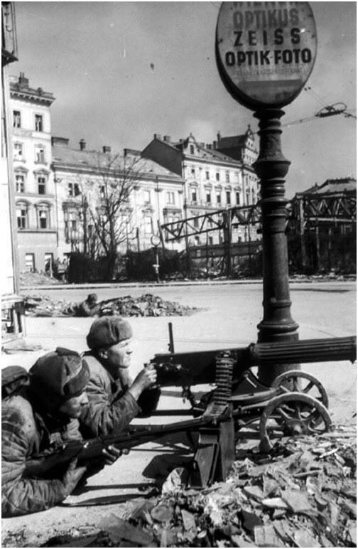 Soldados soviéticos combatiendo con su ametralladora en suelo alemán