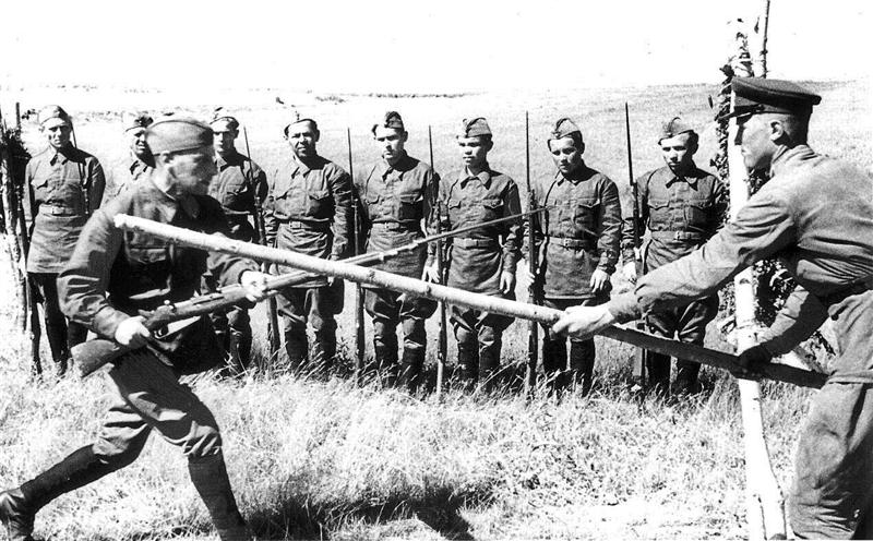 Entrenamiento de esgrima de fusil para los soldados soviéticos durante la Segunda Guerra Mundial. Obsérvese la longitud total del arma, que era tan alta como muchos soldados. Uno de los fusiles más usados, el Mosin Nagant, había sido concebido en el siglo XIX y fue usado durante las dos Guerras Mundiales, curiosamente muchas bayonetas de las usadas eran del tipo pica y no tenían filo