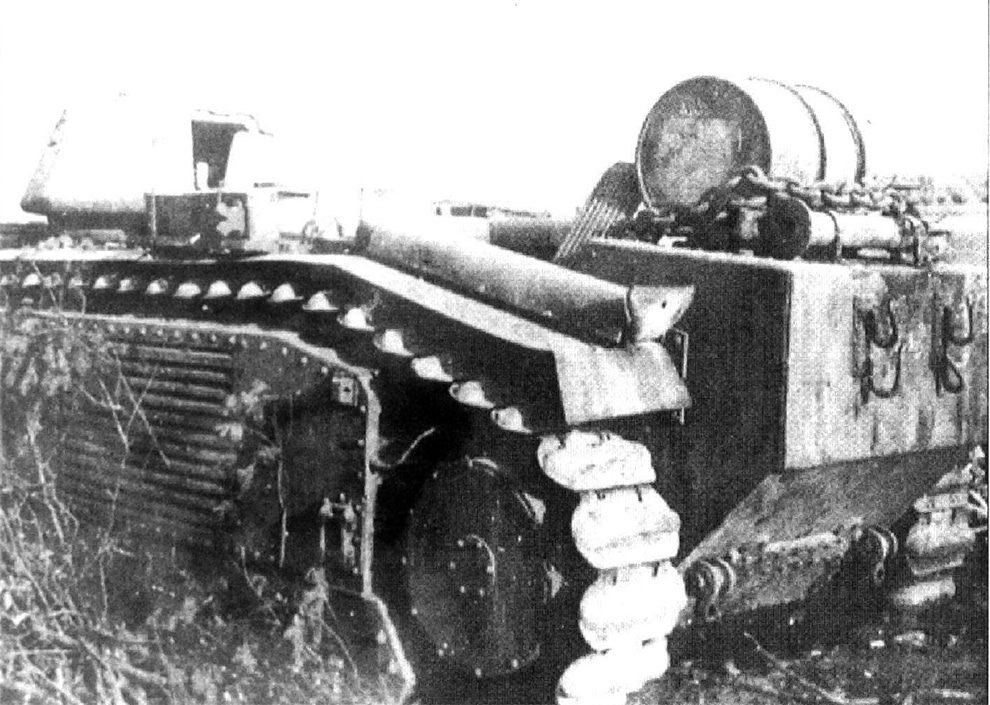 Una característica especial de la última serie de Panzerkampfwagen B2 F era el gran tanque blindado de combustible en la parte posterior del casco. Este Panzerkampfwagen B2 F fue destruido cerca de Deventer, Holanda, en abril de 1945