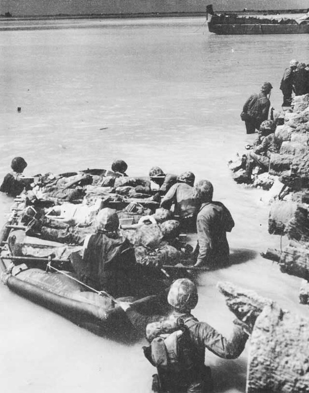 Bajas evacuadas en botes de goma, Betio, Atolón Tarawa, 21 de noviembre de 1943
