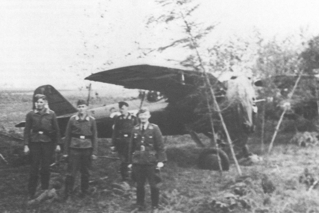 Soldados alemanes junto a un P.7 capturado