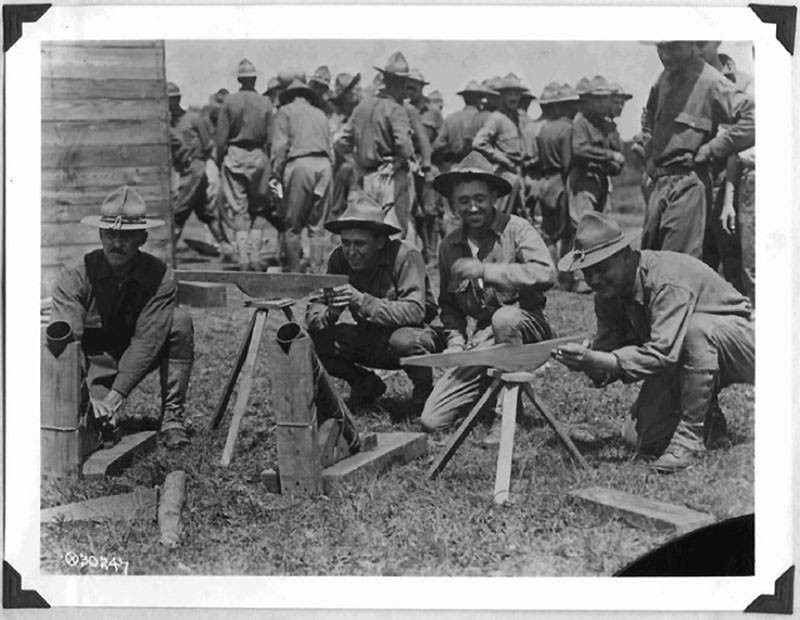 Debido a la escasez de armas durante los entrenamientos los soldados estadounidenses utilizaban pistolas y morteros de madera. La imagen fue prohibida para evitar que la usase la propaganda enemiga