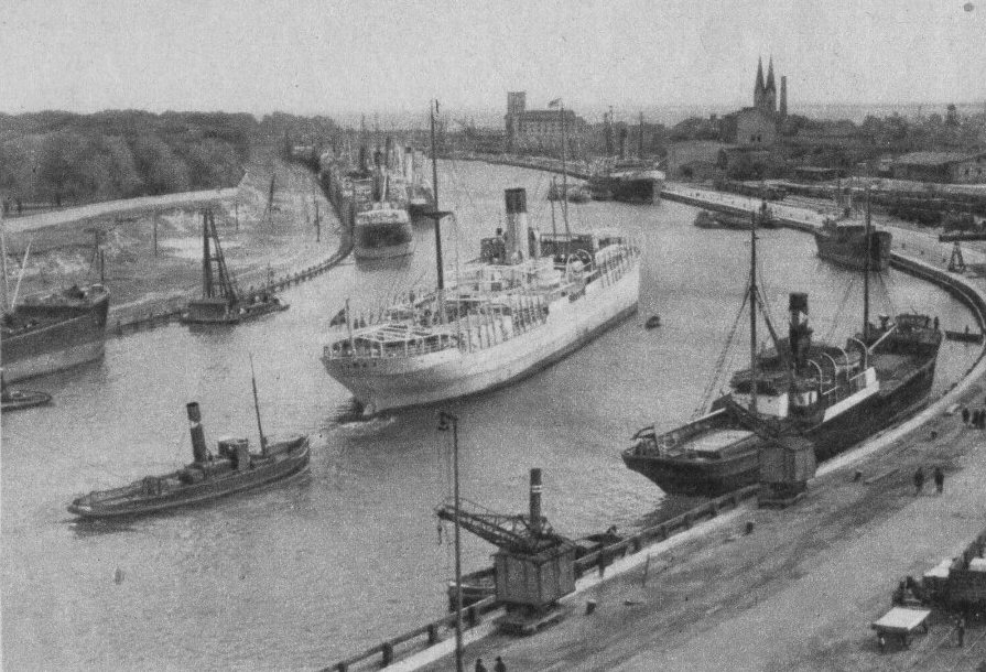 Interesante imagen de los años 30 del canal de Danzig en su desembocadura, obsérvese la estrechez del canal