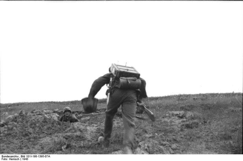 Soldado alemán de transmisiones poniéndose a cubierto, porta un Kar98k