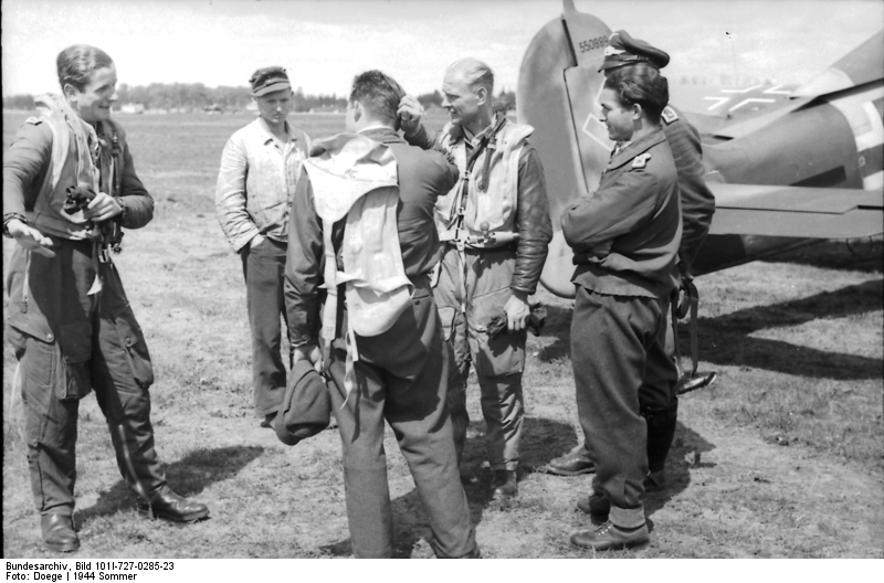 Pilotos charlando con un Fw 190 al fondo, Rusia, verano de 1944