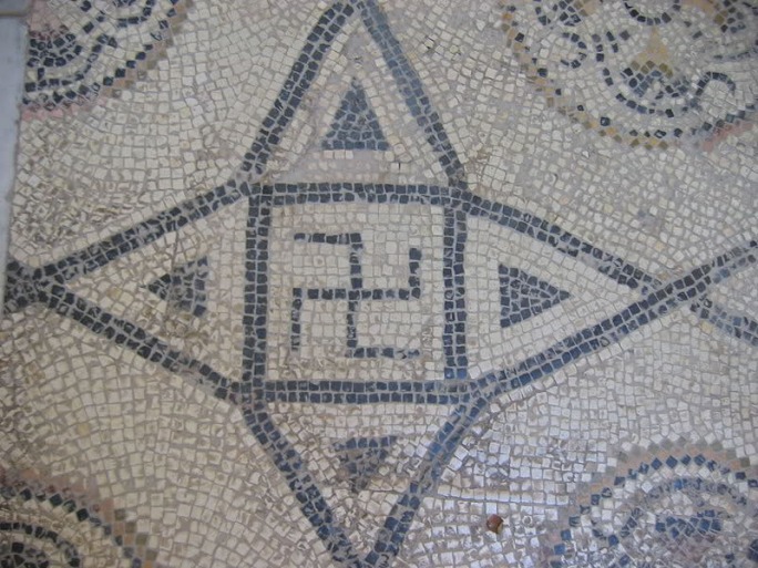 Esvástica levógira en un mosaico romano del siglo II d. C. hallado en Túnez