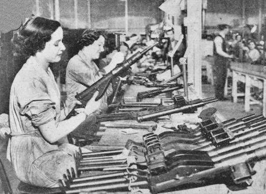Fabricación de subfusiles Sten. Al igual que en los EE.UU., las mujeres británicas se incorporaron en masa a las fábricas de material militar durante la Segunda guerra Mundial