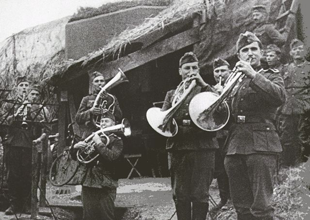 Frente a la Línea Maginot, cerca de Estrasburgo, una banda alemana toca piezas francesas