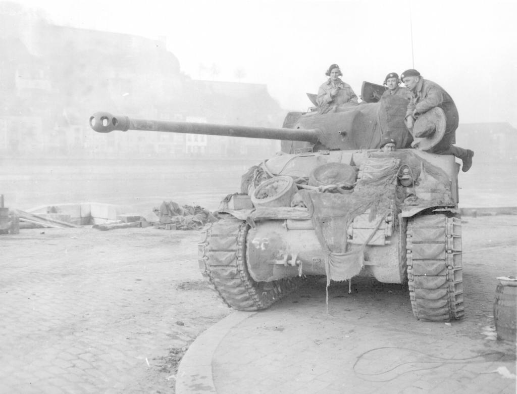 Blindado británico Sherman Firefly en Namur sobre el río Mosa, diciembre de 1944