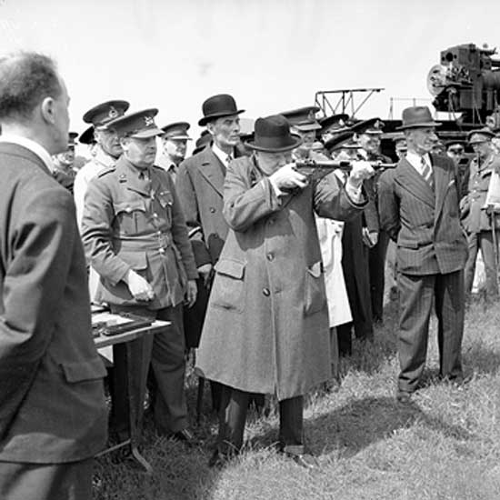 Winston Churchill apunta con lo que parece ser una de las primeras unidades de Sten Mk. II producidas, durante su visita a la estación experimental de la Artillería Real en Shoeburyness, Essex, Inglaterra, el 13 de Junio de 1941