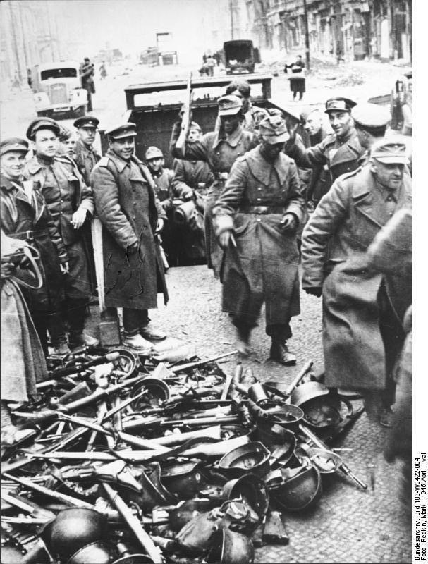 Soldados alemanes rindiéndose a las tropas rusas en Berlín