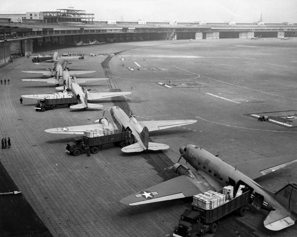 Varios C-47 están estacionados en el Aeropuerto de Tempelhof durante el puente aéreo de Berlín