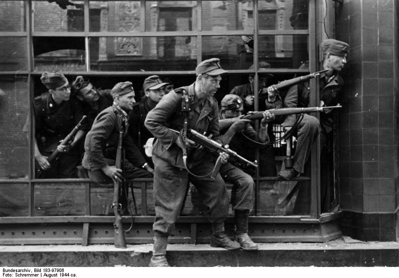 Soldados de la Brigada Dirlewanger durante el alzamiento de Varsovia, agosto de 1944. El hombre en primer plano porta un subfusil MP40, los demás fusiles Kar 98K