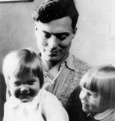 Stauffenberg con sus hijos y también con sobrinos. Es difícil diferenciar cuales son los hijos de los sobrinos. En la última fotografía, Stauffenberg llevaba el parche en el ojo, por lo tanto esta foto fue tomada posteriormente a ser herido en el frente