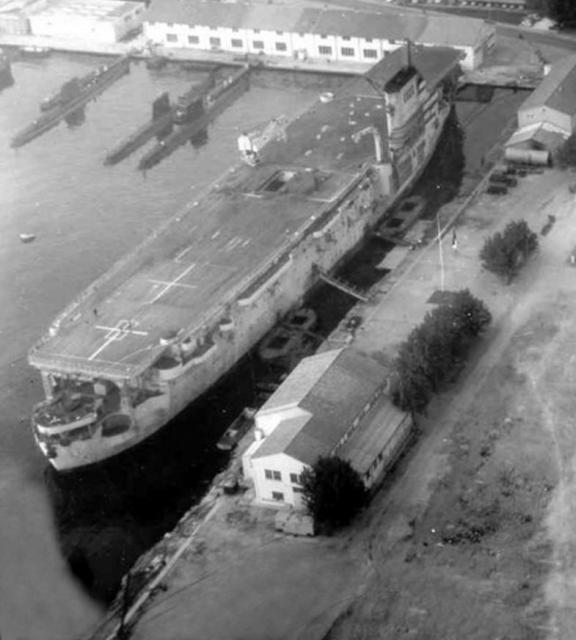 El FNS Béarn desarmado en el Puerto de Toulon en 1964