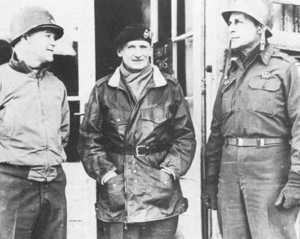 Montgomery, centro, posa junto a dos de sus subordinados americanos, Collins a su izquierda y Ridgeway a la derecha