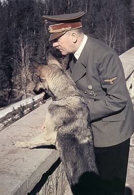 Hitler con Blondi en Berghof