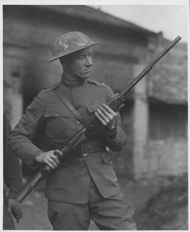 Teniente Val Browning con el rifle automático Browning en Francia