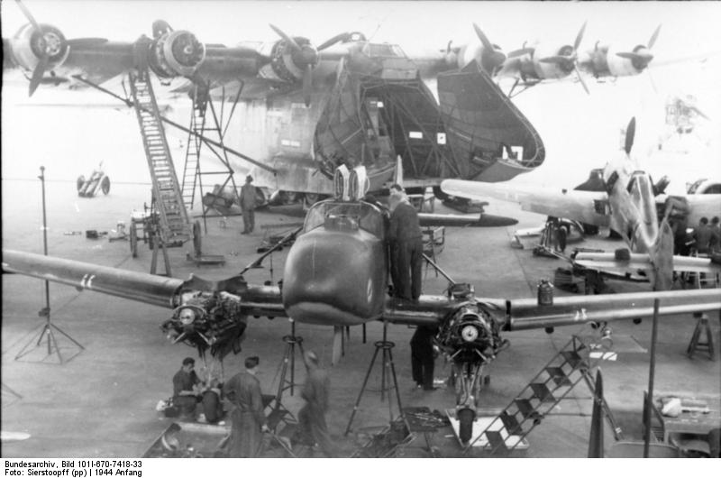 Trabajos de reparación y mantenimiento de varios tipos de aviones de la Luftwaffe. En el fondo un Messerschmitt Me 323 Gigant, frente a él un Focke-Wulf Fw 58 Weihe y a la derecha un Focke-Wulf Fw 190, 21 de marzo de 1944