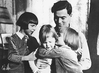 Stauffenberg con sus hijos y también con sobrinos. Es difícil diferenciar cuales son los hijos de los sobrinos
