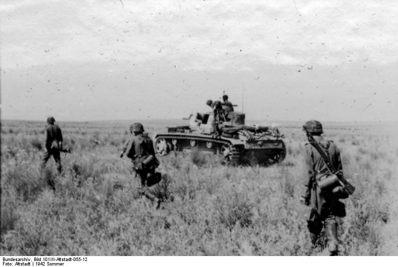 Efectivos de la Wiking junto a un Panzer III en las inmediaciones de Rostow