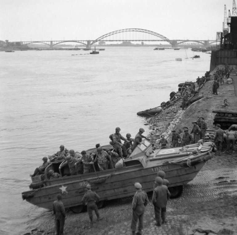 Un Dukw britanico cruzando el río Waal en Nijmegen, el 30 de Septiembre de 1944