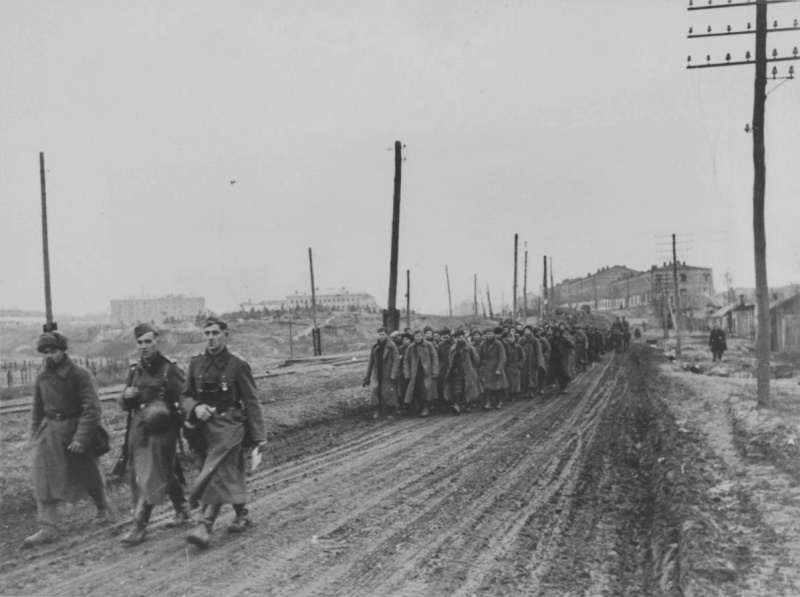 Conduciendo a una columna de prisioneros soviéticos a las afueras de Kharkov