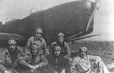 Pilotos Republicanos posando delante de uno de los C.600 de la escuela de caza de El Carmolí