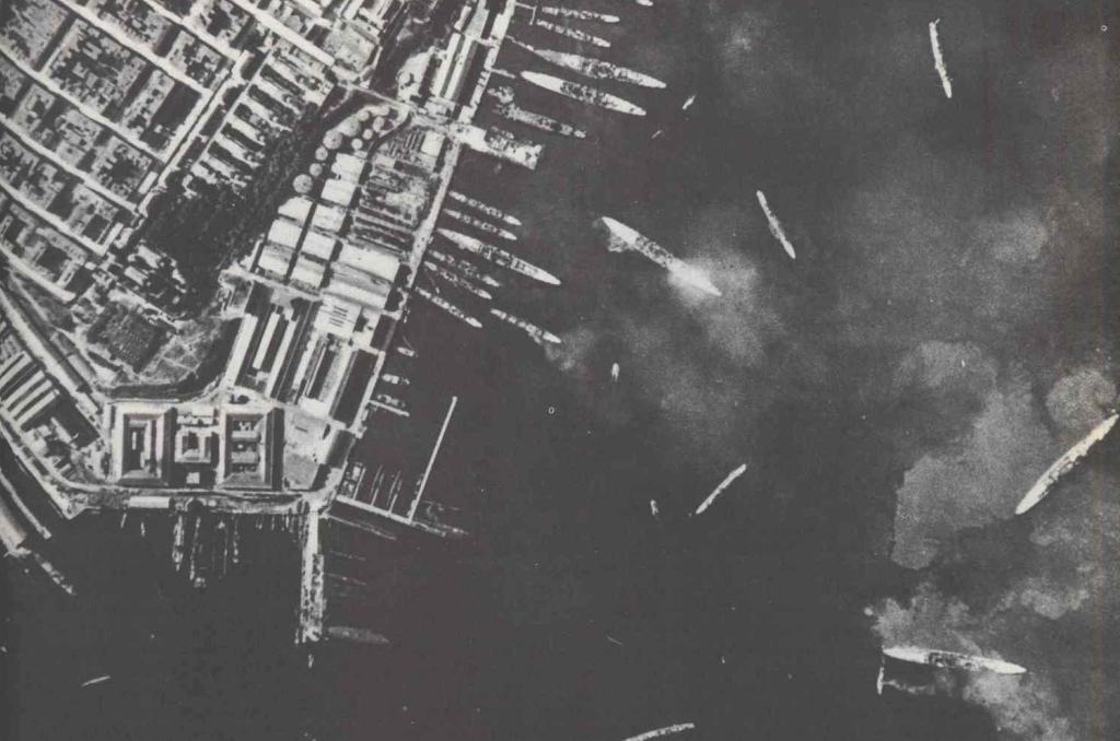 El muelle de torpederos del puerto de Tarento después de la incursión