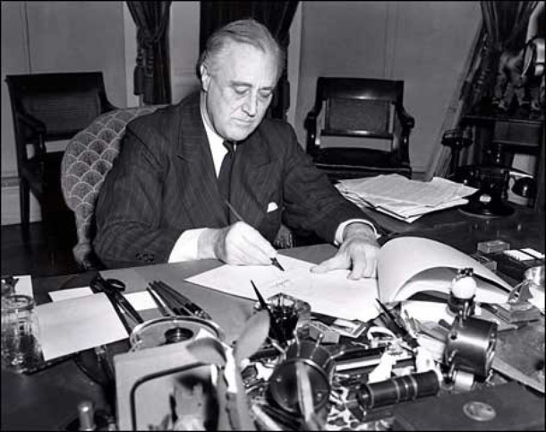 El Presidente Franklin D. Roosevelt firma la ley de Préstamo y Arriendo