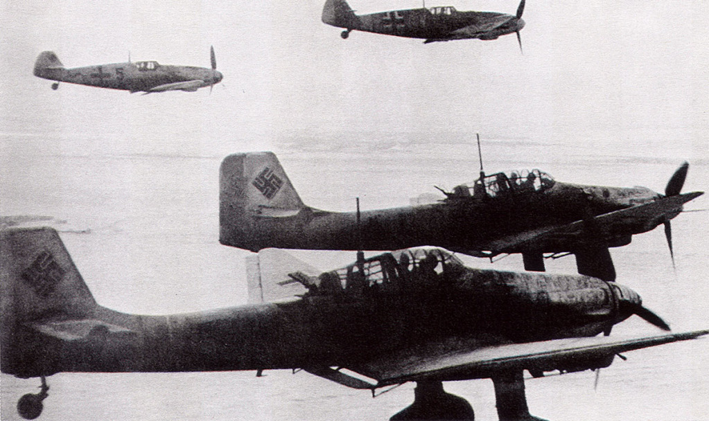 Formación de Ju 87D-1 escoltados por cazas