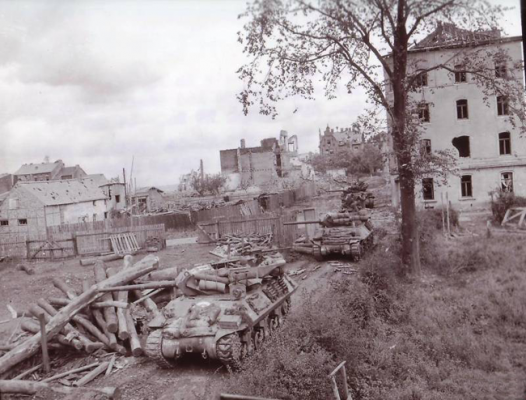 Tres M10 Wolverine en posición de disparo contra un puesto de observación alemán en Aachen en Octubre de 1944
