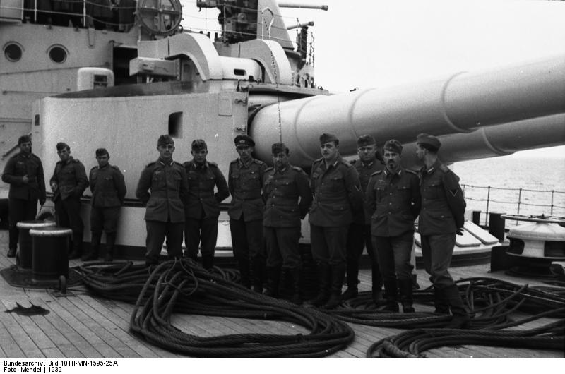 Parte de la tripulación del Schleswig-Holstein posa ante las piezas del acorazado