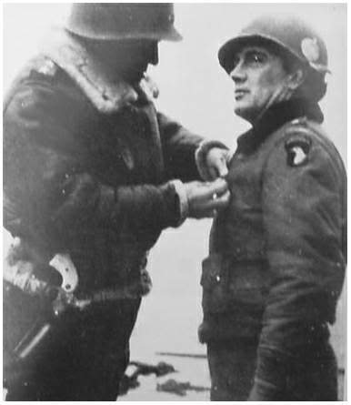El 28 de diciembre de 1944, Patton efectuó una ceremonia ante la prensa para condecorar al General McAuliffe por su valor durante el sitio de Bastogne. Como era habitual, iba armado con su famoso revolver de cachas de marfil al cinto