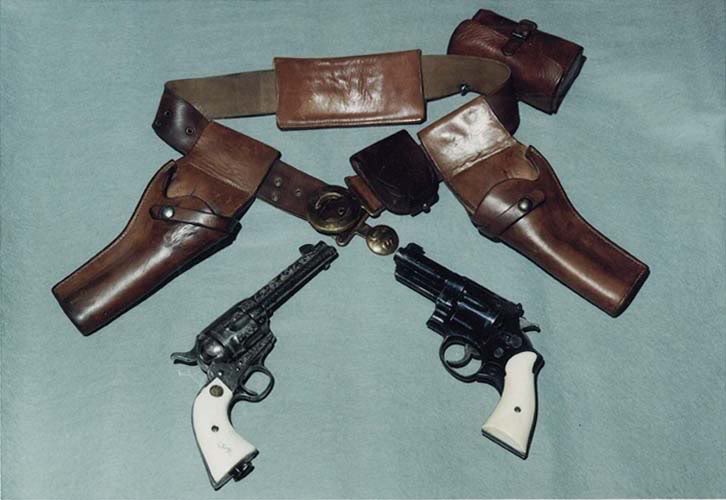 Su famoso cinturón. El arma de la derecha es un revolver Smith and Wesson Magnum calibre .357. Las piezas se encuentran expuestas en el museo Patton, de Fort Knox, Kentucky, EE.UU.