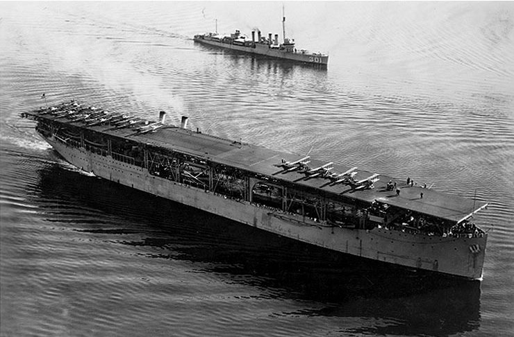 El USS Langley CV-1 escoltado por el USS Somers DD-301 en 1928