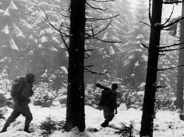 Infantes del 9º Regimiento de la 2ª División de Infantería atraviesa los bosques de Krinkelt el 13 de diciembre de 1944