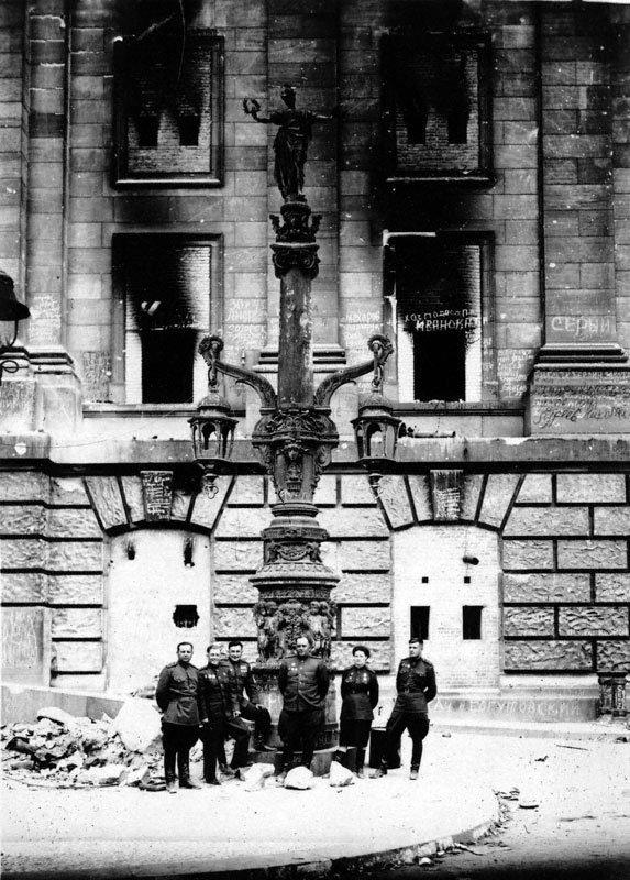 Soldados rusos posando en el Reichstag