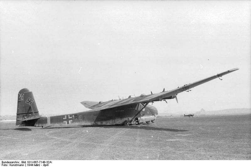 Centro de Rusia.- Avión de transporte Me 323 Gigant en el aeródromo de campo, marzo 1944