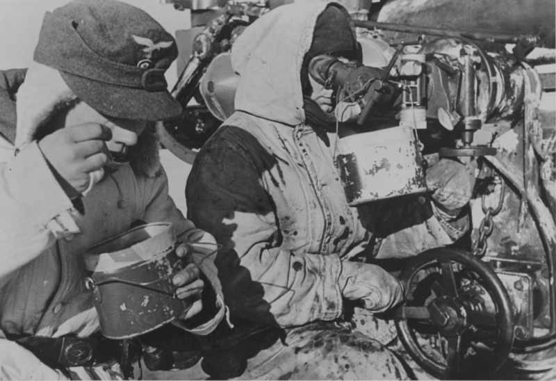 Soldados de la Luftwaffe comiendo durante la guardia -con un ojo en el frente, literalmente-