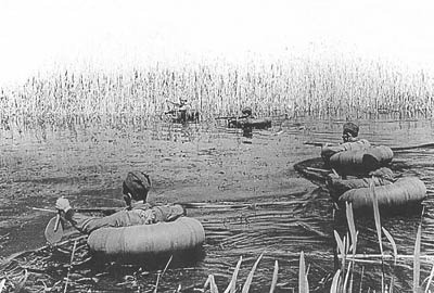 Ingenieros soviéticos cruzando un pantano