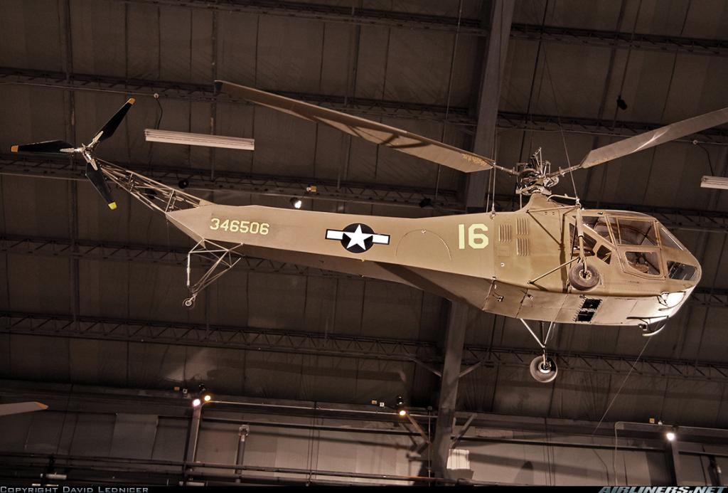 Sikorsky Hoverfly MkI S-47 KK995 E conservado en el RAF Museum en Hendon, Inglaterra