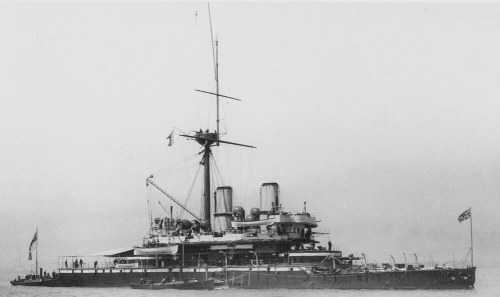 El Acorazado Británico HMS Devastation 1871 en una foto tomada a finales de siglo. La herencia del USS Monitor se hace evidente