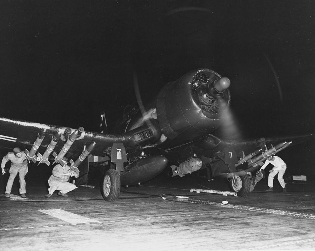 Un F4U-4B Corsair cargado con cohetes y bombas a punto de despegar del portaaviones USS Sicily CVE-118 durante la Guerra de Corea. 1950